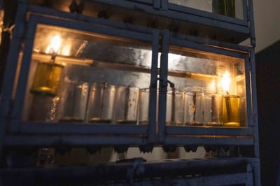 פרשת מקץ: האם מותר להדליק בברכה נרות חנוכה במסיבה?