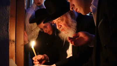 ראש הישיבה שמדליק שלוש חנוכיות מדי ערב | תיעוד מיוחד