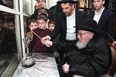 הגרמ"צ ברגמן בהדלקת נרות חנוכה