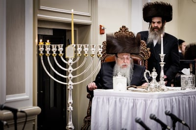 האדמו"ר מטאהש בהדלקת נרות חנוכה