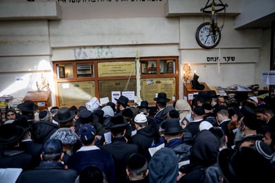 מתפללים בציון רבי נחמן