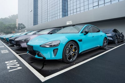 רכבים של שיאומי במרכז מסירה בסין