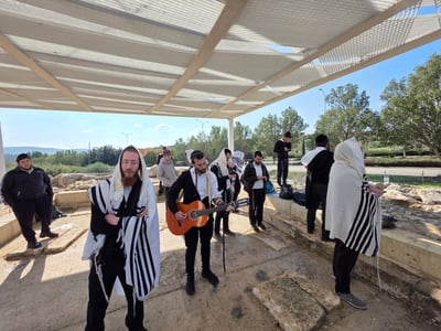 חנוכה בבית הכנסת העתיק אום אל-עומדן שבמודיעין