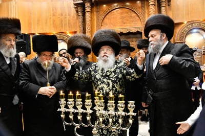 הדלקת נרות חנוכה בחצה"ק מישקולץ