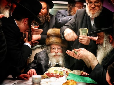 האדמו"ר מפשעמישל מאנסי בחלוקת מעות חנוכה