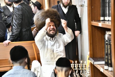 האדמו"ר מקרעטשניף כפר אתא בהדלקת נרות חנוכה