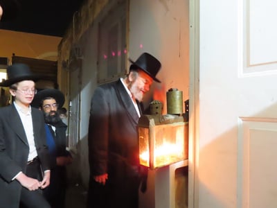 הגרמ"מ קארפ בהדלקת נרות חנוכה 