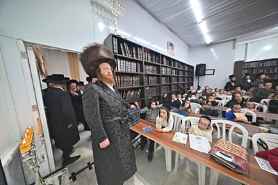 חנוכה בחצר הקודש ספינקא בית שמש