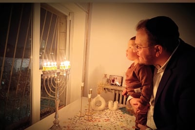 איש הנדל"ן משה רגובי שאושפז במצב קשה - חגג חנוכה עם משפחתו