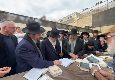 הגאון רבי עזרא בצרי בתפילה בכותל המערבי