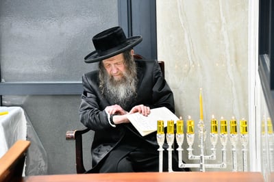 האדמו"ר מלעלוב ניקלשבורג בהדלקת נרות חנוכה