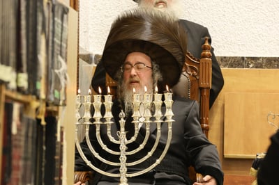 זאת חנוכה בחצה"ק ביאלה ב"ב