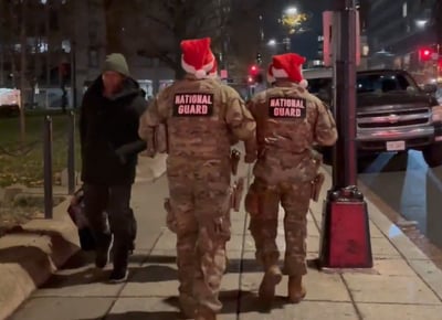 נלחמים בפשיעה? אחרי פינוי אשפה חיילי המשמר הלאומי נצפו עם כובעי ליצנים