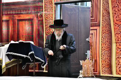 האדמו"ר מפינסק קרלין בהדלקת נרות חנוכה