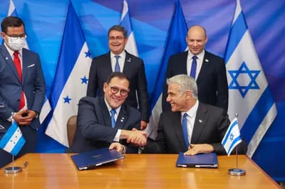 ראש הממשלה לשעבר לפיד ושרי החוץ יחד עם נשיא הונדורס בחנוכת השגרירות