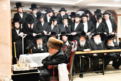 האדמו"ר מקופיטשניץ בהדלקת נרות חנוכה