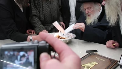 הגר"מ שטרנבוך שורף צו גיוס