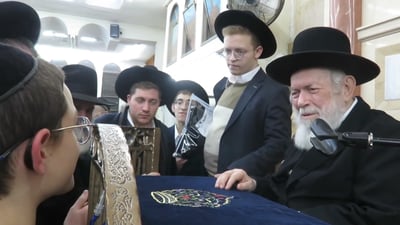 צפו: הילד שהצליח להמיס את ליבו של הגאון רבי יצחק זילברשטיין | לב ענק לילד קטן