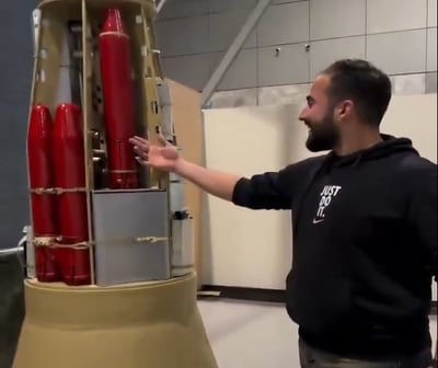 7 דקות לתל אביב: איראן מציגה לראווה במוזיאון החלל את הטילים שזרעו הרס בישראל


