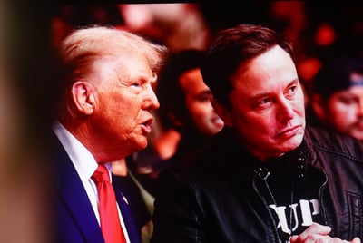 הנשיא טראמפ משוחח עם אילון מאסק באירוע בניו יורק
