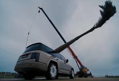 מבחן קשיחות קיצוני: איך רכב השטח היוקרתי של BYD שרד פגיעה של 2 טון עץ דקל - צפו