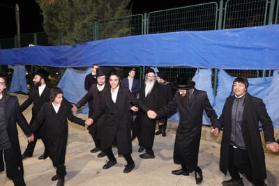 האדמו"ר מישועות יעקב סקולען בהדלקה במירון