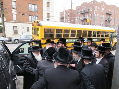 האדמו"ר מצאנז עם חסידיו על אדמת ארה"ב