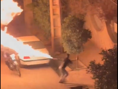 מפגין מבעיר אנשי משטרה באיראן