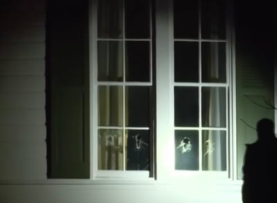 החלון המנופץ בביתו של ואנס