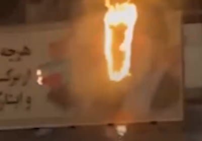 מספר ההרוגים עלה ל-20 | מפגינים שרפו את תמונתם של חמינאי וחומייני 