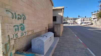 ציון הקבר החדש שהוצב בטבריה