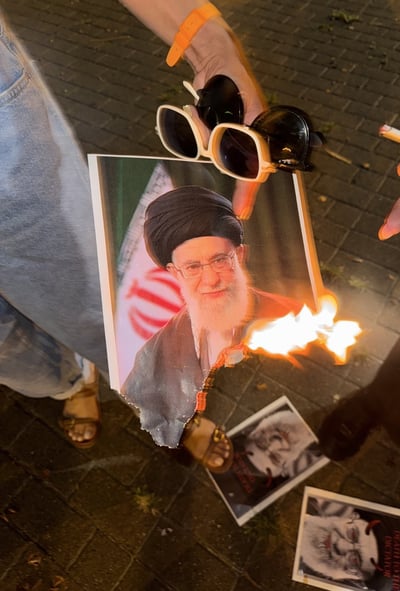 שריפת תמונת חמינאי באיראן