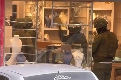 חברי החוליה מחופשים לחיילי צה"ל