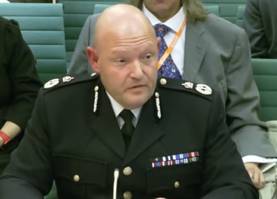 מבוכת ענק בבריטניה | מפקד המשטרה הודה: סמכנו על AI - שהמציא סיפור על קבוצה ישראלית