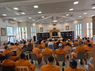 הגרי"ד גרוסמן בביקור בכלא חרמון