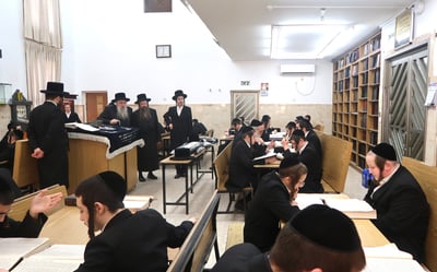 האדמו"ר מטשארנוביל בסיור בהיכל ישיבתו