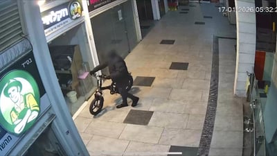 תושב תל אביב מתקרב באופניים לחנות בחלון, ובתוך שניות פורץ | תיעוד 