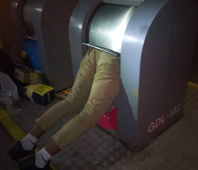 חשבו שזה מתיחה: שתי רגליים בלטו מתוך פח האשפה הצר ברחוב