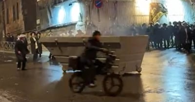 הפח מידרדר בהפגנה