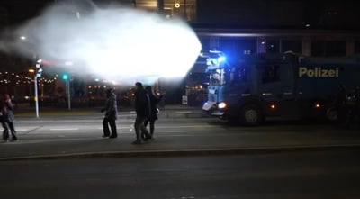 אש ומים בשווייץ: המשטרה הפעילה "יד ברזל" נגד המוני המוחים על הגעת טראמפ