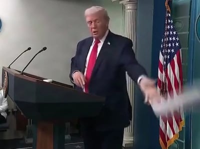 טראמפ הציג הישגים של שנה: "תראו את הספר הזה" - וזרק אותו לצד