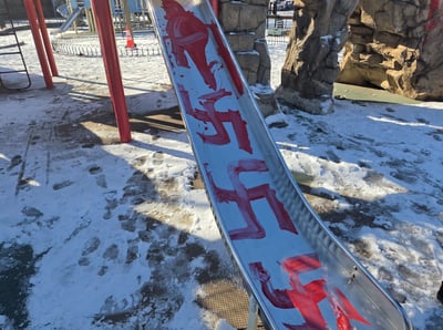 צלבי הקרס על המגלשה