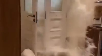 כזה עוד לא ראיתם: גל ענק פורץ לתוך הבית ומעיף את הדלתות | סופת ענק במלטה