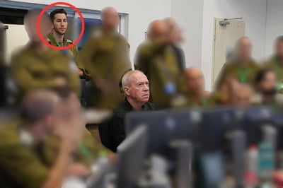 שר הביטחון גלנט עם לוחמי צה"ל בתחילת המלחמה | שמואלביץ' מאחור