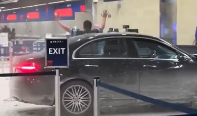 הרכב בתוך עמדת הצ'ק אין