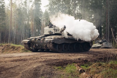 מפלצת הפלדה מתעוררת: טנק בריטי בניסוי אש בשטח. הממלכה נערכת לעידן ה-Challenger 3