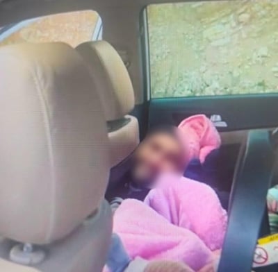 שב"ח בתוך הרכב, מתחת לשמיכה ליד רגלי התינוקות