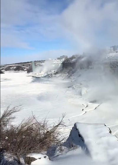 כשמפלי הניאגרה קפאו: תיעודים מהסופה שמשתקת את ארה"ב | צפו