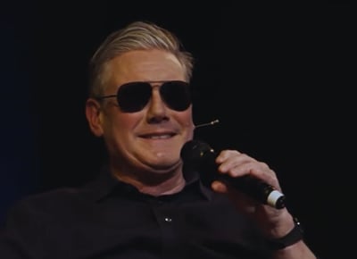 ראש הממשלה הבריטי לובש משקפיים בהופעה