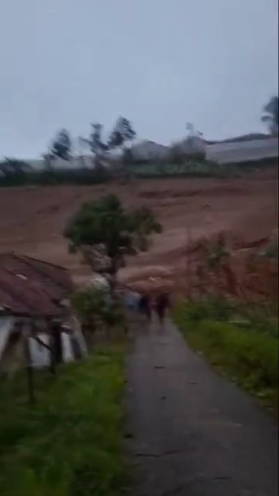 כפר שלם קבור באדמה: 48 בני אדם נהרגו במפולת בוץ באינדונזיה | תיעוד 